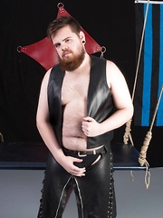 jackoff,masturbation,bears,hairy,solo,leather,brown hair,chubby,sling